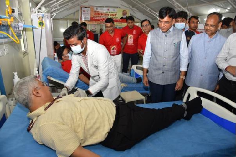 Dr. Mansukh Mandaviya inaugurates Blood Donation as a part of Raktdaan Amrit Mahotsav -2